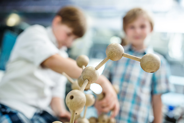 포토 JPG 서양인 외국인 학생 교육 남자 초등학생 어린이 과학 실내 서기 미소 사람 앉기 소년 두명 앞모습 옆모습 아웃포커스 10대 친구 모형 잡기 체험학습 체험 박물관 원자 체코 과학교육 분자구조 소년만 국내포토 유럽 뷰포인트 컨셉 관계 모션 청소년 촬영기법 표정 인종 내부 남자만 어린이만 파일형식