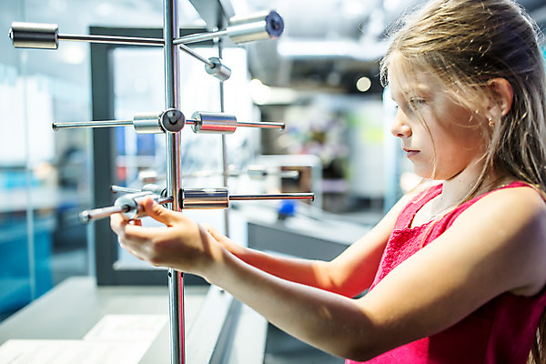 포토 JPG 서양인 외국인 학생 응시 여자 교육 초등학생 어린이 과학 실내 한명 서기 들기 사람 소녀 옆모습 10대 체험학습 체험 집중 박물관 체코 과학교육 조절 소녀한명만 국내포토 1 시선 유럽 뷰포인트 컨셉 모션 청소년 인종 내부 여자한명만 소녀만 파일형식