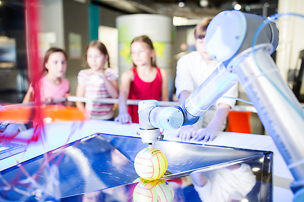 포토 JPG 서양인 외국인 학생 응시 여자 교육 남자 초등학생 어린이 과학 공 놀이 실내 서기 미소 사람 소녀 소년 여러명 상반신 앞모습 10대 친구 기계 잡기 체험학습 체험 박물관 체코 과학교육 국내포토 시선 유럽 뷰포인트 다수 컨셉 관계 모션 청소년 표정 인종 내부 파일형식