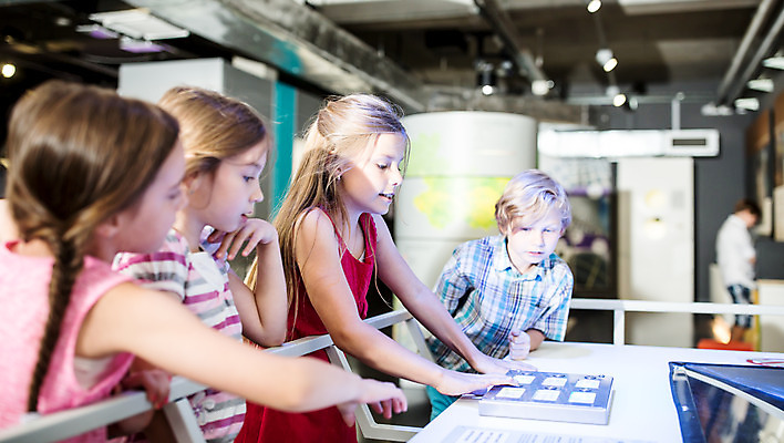 포토 JPG 서양인 외국인 학생 여자 교육 남자 초등학생 어린이 과학 놀이 버튼 실내 서기 미소 사람 소녀 소년 여러명 상반신 옆모습 10대 친구 잡기 체험학습 체험 누름 박물관 체코 과학교육 국내포토 유럽 뷰포인트 다수 컨셉 관계 모션 청소년 표정 인종 내부 파일형식