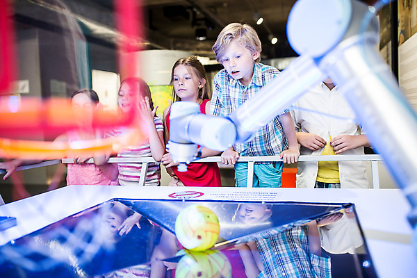 포토 JPG 서양인 외국인 학생 응시 교육 초등학생 어린이 과학 놀이 버튼 실내 서기 미소 사람 소녀 소년 여러명 상반신 앞모습 10대 친구 잡기 체험학습 체험 누름 박물관 체코 과학교육 어린이만 국내포토 시선 여자 남자 유럽 뷰포인트 다수 컨셉 관계 모션 청소년 표정 인종 내부 파일형식