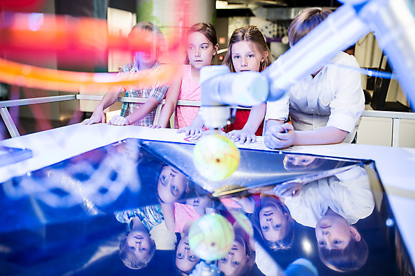 포토 JPG 서양인 외국인 학생 응시 여자 교육 남자 초등학생 어린이 과학 놀이 실내 서기 사람 소녀 소년 여러명 상반신 앞모습 10대 친구 놀람 잡기 체험학습 체험 호기심 박물관 체코 과학교육 어린이만 국내포토 시선 감정 유럽 뷰포인트 다수 컨셉 관계 모션 청소년 표정 인종 내부 파일형식