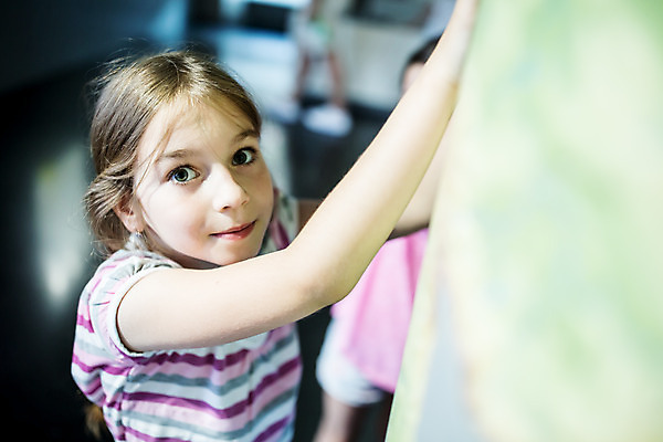포토 JPG 서양인 외국인 학생 여자 교육 초등학생 어린이 벽 과학 놀이 실내 한명 미소 들기 사람 소녀 상반신 옆모습 10대 체험학습 체험 박물관 체코 과학교육 소녀한명만 국내포토 1 유럽 뷰포인트 컨셉 모션 청소년 표정 인종 내부 여자한명만 소녀만 파일형식