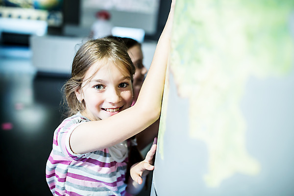 포토 JPG 서양인 외국인 학생 여자 교육 초등학생 어린이 과학 놀이 실내 서기 미소 들기 사람 상반신 두명 옆모습 10대 친구 체험학습 체험 박물관 체코 과학교육 소녀만 국내포토 유럽 뷰포인트 컨셉 관계 모션 청소년 표정 인종 내부 여자만 어린이만 파일형식