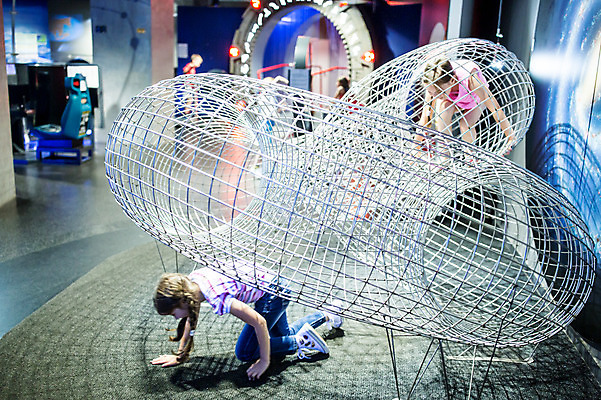 포토 JPG 전신 서양인 외국인 학생 여자 교육 초등학생 어린이 엎드리기 과학 놀이 실내 미소 사람 소녀 두명 옆모습 10대 친구 모형 체험학습 체험 박물관 체코 과학교육 소녀만 국내포토 유럽 뷰포인트 컨셉 관계 모션 청소년 표정 인종 내부 여자만 어린이만 파일형식