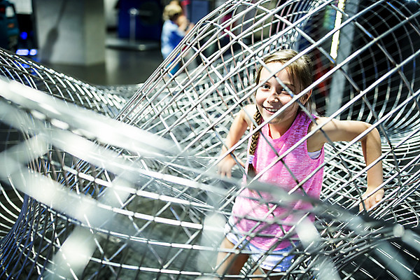 포토 JPG 서양인 외국인 학생 여자 교육 초등학생 어린이 과학 놀이 실내 한명 서기 미소 사람 소녀 상반신 앞모습 10대 모형 기댐 체험학습 체험 집중 박물관 체코 과학교육 소녀한명만 국내포토 1 유럽 뷰포인트 컨셉 모션 청소년 표정 인종 내부 여자한명만 소녀만 파일형식