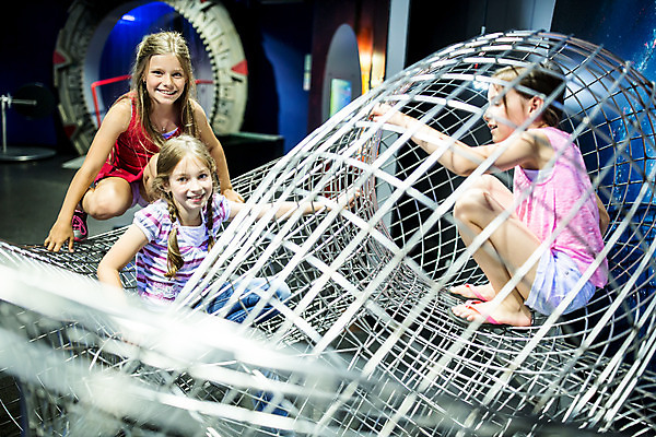 포토 JPG 전신 서양인 외국인 학생 여자 교육 초등학생 어린이 과학 놀이 실내 미소 사람 앉기 소녀 앞모습 옆모습 10대 세명 친구 모형 체험학습 체험 승차 박물관 체코 과학교육 소녀만 국내포토 유럽 뷰포인트 컨셉 관계 모션 청소년 표정 인종 내부 여자만 어린이만 파일형식
