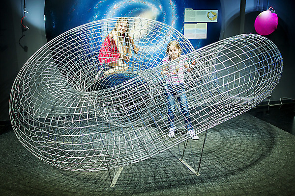 포토 JPG 전신 서양인 외국인 학생 여자 교육 초등학생 어린이 과학 놀이 실내 서기 미소 사람 앉기 소녀 두명 앞모습 옆모습 10대 친구 모형 체험학습 체험 박물관 체코 과학교육 소녀만 국내포토 유럽 뷰포인트 컨셉 관계 모션 청소년 표정 인종 내부 여자만 어린이만 파일형식