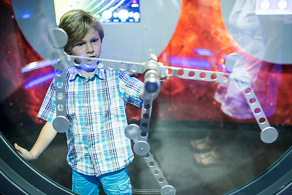 포토 JPG 서양인 외국인 학생 교육 남자 초등학생 어린이 과학 놀이 실내 한명 서기 사람 소년 상반신 앞모습 10대 만지기 잡기 체험학습 체험 집중 박물관 체코 과학교육 돌리기 소년한명만 국내포토 1 유럽 뷰포인트 컨셉 모션 청소년 인종 내부 남자한명만 소년만 파일형식