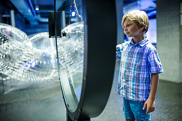 포토 JPG 서양인 외국인 학생 교육 남자 초등학생 어린이 과학 실내 한명 서기 미소 사람 소년 상반신 옆모습 10대 친구 만지기 잡기 체험학습 체험 집중 박물관 체코 과학교육 돌리기 소년한명만 국내포토 1 유럽 뷰포인트 컨셉 관계 모션 청소년 표정 인종 내부 남자한명만 소년만 파일형식