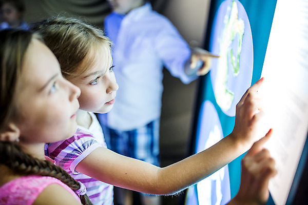 포토 JPG 서양인 외국인 학생 응시 여자 교육 남자 초등학생 어린이 과학 실내 서기 사람 소녀 소년 여러명 상반신 옆모습 10대 친구 만지기 터치 체험학습 체험 집중 호기심 박물관 체코 과학교육 터치스크린 어린이만 국내포토 시선 감정 유럽 뷰포인트 다수 컨셉 관계 모션 청소년 인종 내부 파일형식