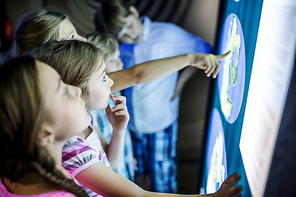 포토 JPG 서양인 외국인 학생 응시 여자 교육 남자 초등학생 어린이 과학 실내 서기 사람 소녀 소년 여러명 상반신 앞모습 옆모습 10대 친구 만지기 체험학습 체험 집중 호기심 박물관 체코 과학교육 터치스크린 국내포토 시선 감정 유럽 뷰포인트 다수 컨셉 관계 모션 청소년 인종 내부 파일형식