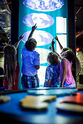 포토 JPG 서양인 외국인 학생 응시 여자 교육 남자 초등학생 어린이 과학 손가락 실내 서기 사람 소녀 소년 여러명 상반신 뒷모습 10대 친구 만지기 가리킴 체험학습 체험 집중 호기심 박물관 체코 과학교육 터치스크린 어린이만 국내포토 손 시선 감정 유럽 뷰포인트 다수 컨셉 관계 모션 청소년 인종 손짓 내부 파일형식