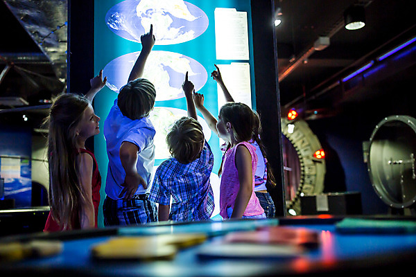 포토 JPG 서양인 외국인 학생 응시 여자 교육 남자 초등학생 어린이 과학 허리손 손가락 실내 서기 사람 소녀 소년 여러명 뒷모습 10대 친구 만지기 가리킴 체험학습 체험 집중 박물관 체코 과학교육 터치스크린 어린이만 국내포토 손 시선 유럽 뷰포인트 포즈 다수 컨셉 관계 모션 청소년 인종 손짓 내부 파일형식