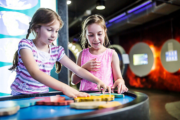 포토 JPG 서양인 외국인 학생 응시 여자 교육 초등학생 어린이 과학 놀이 실내 서기 미소 사람 소녀 상반신 두명 앞모습 10대 친구 블록 잡기 체험학습 체험 박물관 체코 과학교육 소녀만 국내포토 시선 유럽 뷰포인트 컨셉 관계 모션 청소년 표정 인종 내부 여자만 어린이만 파일형식