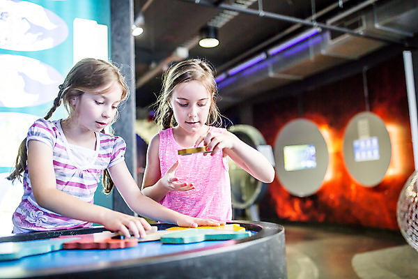 포토 JPG 서양인 외국인 학생 응시 여자 교육 초등학생 어린이 과학 놀이 실내 서기 미소 사람 소녀 상반신 두명 앞모습 10대 친구 블록 잡기 체험학습 체험 박물관 체코 과학교육 소녀만 국내포토 시선 유럽 뷰포인트 컨셉 관계 모션 청소년 표정 인종 내부 여자만 어린이만 파일형식