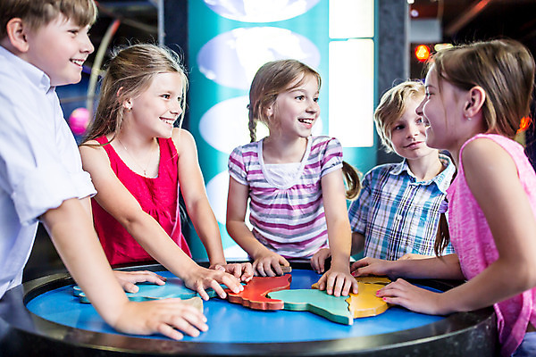 포토 JPG 서양인 외국인 학생 여자 교육 남자 초등학생 어린이 과학 놀이 실내 미소 사람 소녀 소년 여러명 상반신 앞모습 옆모습 10대 친구 마주보기 블록 잡기 체험학습 체험 박물관 체코 과학교육 어린이만 국내포토 유럽 뷰포인트 다수 컨셉 관계 모션 청소년 표정 인종 내부 파일형식