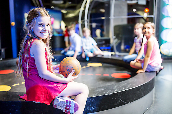 포토 JPG 전신 서양인 외국인 학생 여자 교육 남자 초등학생 어린이 과학 공 실내 미소 들기 사람 앉기 소녀 소년 여러명 옆모습 10대 친구 잡기 체험학습 체험 박물관 체코 과학교육 어린이만 국내포토 유럽 뷰포인트 다수 컨셉 관계 모션 청소년 표정 인종 내부 파일형식