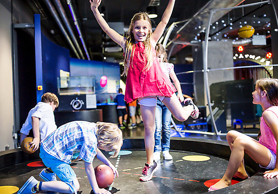 포토 JPG 전신 서양인 외국인 학생 응시 여자 교육 남자 초등학생 어린이 엎드리기 과학 공 놀이 실내 서기 미소 사람 앉기 소녀 소년 여러명 앞모습 옆모습 10대 친구 손들기 체험학습 체험 박물관 체코 과학교육 다리들기 어린이만 국내포토 시선 유럽 뷰포인트 다수 컨셉 관계 모션 청소년 표정 인종 내부 파일형식