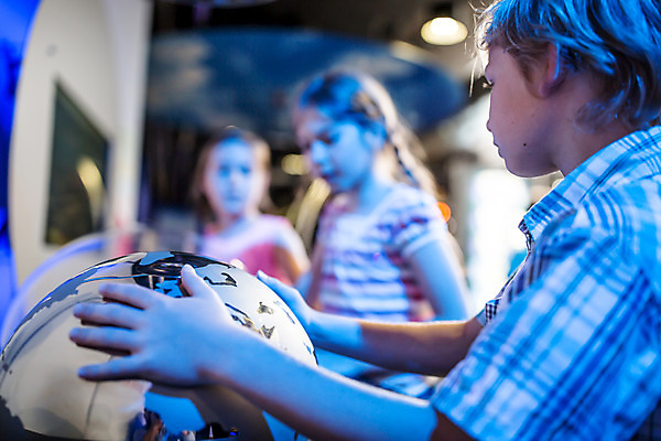 포토 JPG 서양인 외국인 학생 응시 여자 교육 남자 초등학생 어린이 과학 실내 서기 사람 상반신 옆모습 10대 세명 친구 지구본 만지기 잡기 체험학습 체험 박물관 체코 과학교육 어린이만 국내포토 시선 유럽 뷰포인트 컨셉 관계 모션 청소년 인종 내부 파일형식