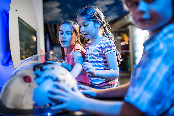 포토 JPG 서양인 외국인 학생 응시 여자 교육 남자 초등학생 어린이 과학 실내 서기 사람 소녀 소년 상반신 옆모습 10대 세명 친구 지구본 만지기 잡기 체험학습 체험 박물관 체코 과학교육 어린이만 국내포토 시선 유럽 뷰포인트 컨셉 관계 모션 청소년 인종 내부 파일형식