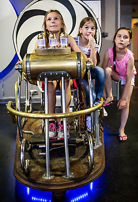 포토 JPG 전신 서양인 외국인 학생 응시 여자 교육 초등학생 어린이 과학 놀이 실내 서기 미소 사람 앉기 소녀 앞모습 10대 세명 친구 잡기 체험학습 체험 박물관 체코 과학교육 소녀만 국내포토 시선 유럽 뷰포인트 컨셉 관계 모션 청소년 표정 인종 내부 여자만 어린이만 파일형식