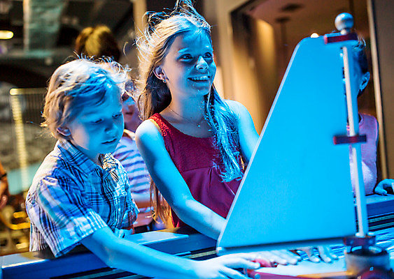 포토 JPG 서양인 외국인 학생 응시 여자 교육 남자 초등학생 어린이 과학 실내 서기 미소 사람 소녀 소년 여러명 상반신 옆모습 10대 친구 체험학습 체험 누름 박물관 체코 과학교육 어린이만 국내포토 시선 유럽 뷰포인트 다수 컨셉 관계 모션 청소년 표정 인종 내부 파일형식