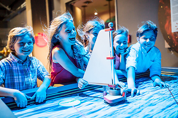 포토 JPG 서양인 외국인 학생 응시 여자 교육 남자 초등학생 어린이 과학 놀이 실내 서기 미소 사람 소녀 소년 여러명 상반신 앞모습 옆모습 10대 친구 체험학습 체험 즐거움 박물관 체코 과학교육 선박 어린이만 국내포토 시선 감정 유럽 뷰포인트 다수 컨셉 수상교통 관계 모션 청소년 표정 인종 내부 파일형식