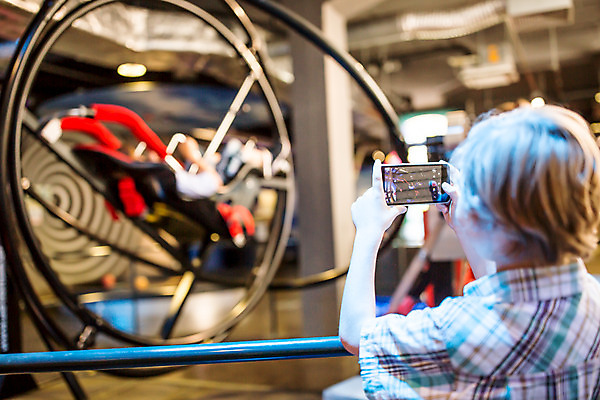 포토 JPG 서양인 외국인 학생 응시 교육 남자 초등학생 어린이 과학 실내 한명 서기 사람 소년 상반신 뒷모습 10대 스마트폰 카메라 사진촬영 체험학습 체험 박물관 체코 과학교육 찍기 소년한명만 국내포토 1 시선 유럽 뷰포인트 컨셉 모션 청소년 인종 내부 전자제품 핸드폰 스마트기기 촬영 남자한명만 소년만 파일형식