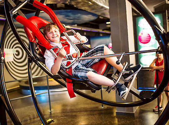 포토 JPG 전신 서양인 외국인 학생 여자 교육 남자 초등학생 어린이 과학 놀이 실내 미소 사람 소녀 소년 두명 앞모습 10대 친구 눕기 잡기 체험학습 체험 놀이기구 승차 즐거움 박물관 체코 과학교육 어린이만 국내포토 감정 유럽 뷰포인트 컨셉 관계 모션 청소년 표정 인종 내부 파일형식