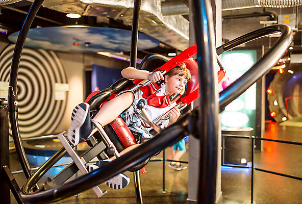 포토 JPG 전신 서양인 외국인 학생 교육 남자 초등학생 어린이 과학 실내 한명 미소 사람 소년 앞모습 10대 눕기 잡기 체험학습 체험 놀이기구 승차 박물관 체코 과학교육 배타기 소년한명만 국내포토 1 유럽 뷰포인트 컨셉 모션 청소년 표정 인종 내부 남자한명만 소년만 파일형식