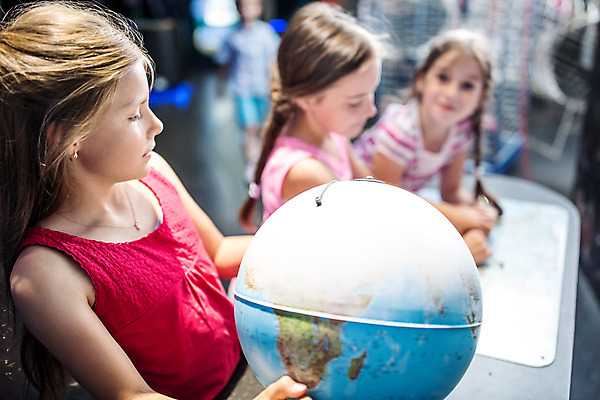 포토 JPG 서양인 외국인 학생 응시 여자 교육 초등학생 어린이 과학 놀이 실내 서기 미소 사람 소녀 상반신 옆모습 10대 세명 친구 지구본 기댐 체험학습 체험 박물관 체코 과학교육 소녀만 국내포토 시선 유럽 뷰포인트 컨셉 관계 모션 청소년 표정 인종 내부 여자만 어린이만 파일형식