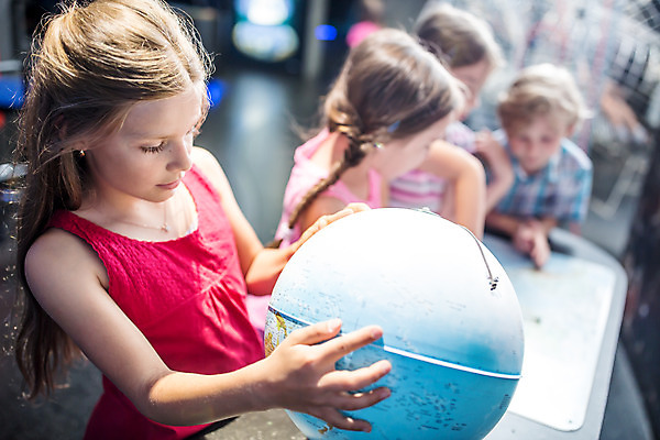 포토 JPG 서양인 외국인 학생 응시 여자 교육 남자 초등학생 어린이 과학 놀이 실내 서기 사람 소녀 소년 여러명 상반신 옆모습 10대 친구 지구본 기댐 체험학습 체험 박물관 체코 과학교육 어린이만 국내포토 시선 유럽 뷰포인트 다수 컨셉 관계 모션 청소년 인종 내부 파일형식