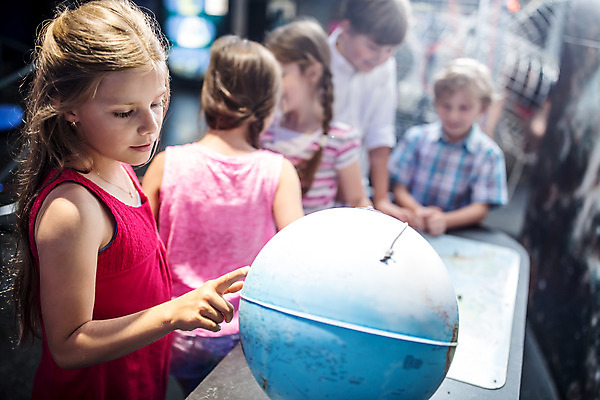 포토 JPG 서양인 외국인 학생 응시 여자 교육 남자 초등학생 어린이 과학 놀이 실내 서기 사람 소녀 소년 여러명 상반신 앞모습 옆모습 뒷모습 10대 친구 지구본 체험학습 체험 박물관 체코 과학교육 어린이만 국내포토 시선 유럽 뷰포인트 다수 컨셉 관계 모션 청소년 인종 내부 파일형식
