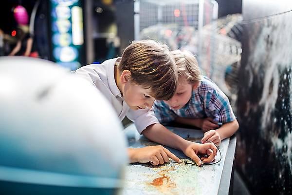 포토 JPG 서양인 외국인 학생 응시 교육 남자 초등학생 어린이 과학 세계지도 실내 서기 사람 소년 상반신 두명 앞모습 옆모습 10대 친구 가리킴 잡기 체험학습 체험 집중 박물관 체코 과학교육 소년만 국내포토 시선 유럽 뷰포인트 컨셉 지도 관계 모션 청소년 인종 손짓 내부 세계 남자만 어린이만 파일형식