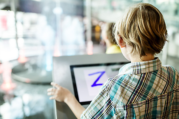 포토 JPG 서양인 외국인 학생 응시 교육 남자 초등학생 어린이 과학 실내 한명 서기 사람 소년 상반신 뒷모습 10대 스크린 터치 기록 잡기 체험학습 체험 집중 박물관 체코 과학교육 터치스크린 소년한명만 국내포토 1 시선 유럽 뷰포인트 컨셉 모션 청소년 인종 내부 남자한명만 소년만 파일형식