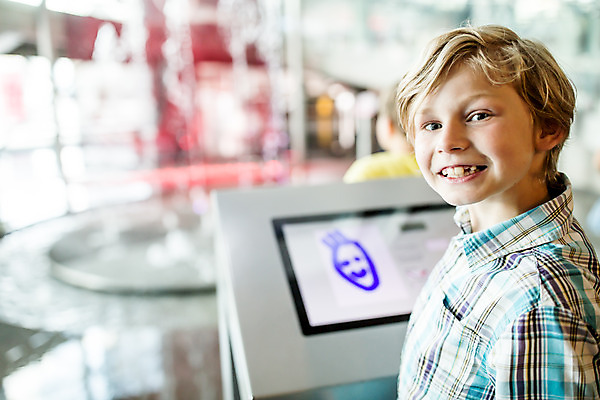 포토 JPG 서양인 외국인 학생 응시 교육 남자 초등학생 어린이 과학 실내 한명 서기 미소 사람 소년 상반신 옆모습 10대 스크린 기록 잡기 체험학습 체험 집중 그림 박물관 체코 과학교육 터치스크린 소년한명만 국내포토 1 시선 유럽 뷰포인트 컨셉 모션 청소년 표정 인종 내부 남자한명만 소년만 파일형식