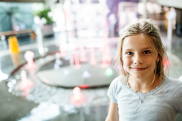 포토 JPG 서양인 외국인 학생 응시 여자 교육 초등학생 어린이 과학 실내 한명 서기 미소 사람 소녀 상반신 앞모습 10대 체험학습 체험 박물관 체코 과학교육 소녀한명만 국내포토 1 시선 유럽 뷰포인트 컨셉 모션 청소년 표정 인종 내부 여자한명만 소녀만 파일형식