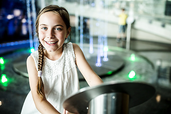 포토 JPG 서양인 외국인 학생 응시 여자 교육 초등학생 어린이 과학 실내 한명 서기 미소 사람 소녀 상반신 앞모습 10대 체험학습 체험 박물관 체코 과학교육 소녀한명만 국내포토 1 시선 유럽 뷰포인트 컨셉 모션 청소년 표정 인종 내부 여자한명만 소녀만 파일형식