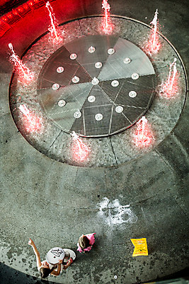 포토 JPG 전신 서양인 외국인 학생 응시 여자 교육 초등학생 어린이 과학 실내 서기 사람 소녀 두명 10대 친구 하이앵글 가리킴 체험학습 체험 박물관 체코 과학교육 항공촬영 놀기 분수_분수대 소녀만 국내포토 시선 유럽 뷰포인트 컨셉 관계 모션 청소년 인종 손짓 내부 분수대 여자만 어린이만 파일형식