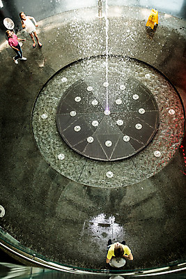 포토 JPG 전신 서양인 외국인 학생 응시 여자 교육 남자 초등학생 어린이 과학 허리손 물놀이 놀이 실내 서기 사람 소녀 소년 10대 세명 물 친구 하이앵글 놀람 올려보기 체험학습 체험 즐거움 박물관 체코 과학교육 항공촬영 어린이만 국내포토 자연요소 시선 감정 유럽 뷰포인트 포즈 컨셉 관계 모션 청소년 표정 인종 내부 파일형식