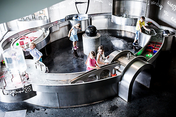 포토 JPG 전신 서양인 외국인 학생 여자 교육 남자 초등학생 어린이 과학 물놀이 놀이 실내 서기 사람 소녀 소년 여러명 상반신 앞모습 옆모습 10대 물 친구 하이앵글 전시 체험학습 체험 즐거움 호기심 박물관 체코 과학교육 수력에너지 어린이만 국내포토 자연요소 감정 유럽 뷰포인트 다수 컨셉 관계 모션 청소년 인종 내부 에너지 파일형식