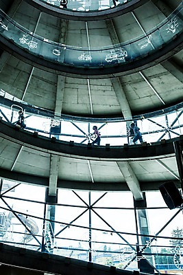 포토 JPG 전신 서양인 외국인 학생 응시 여자 교육 남자 초등학생 어린이 로우앵글 과학 실내 서기 사람 소녀 소년 옆모습 10대 세명 친구 걷기 계단 체험학습 체험 박물관 체코 과학교육 어린이만 국내포토 시선 유럽 뷰포인트 컨셉 관계 모션 청소년 인종 내부 파일형식