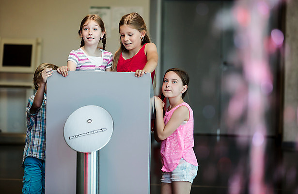 포토 JPG 서양인 외국인 학생 응시 여자 교육 남자 초등학생 어린이 과학 실내 서기 미소 사람 소녀 소년 여러명 앞모습 옆모습 10대 친구 기댐 체험학습 체험 누름 박물관 체코 과학교육 어린이만 국내포토 시선 유럽 뷰포인트 다수 컨셉 관계 모션 청소년 표정 인종 내부 파일형식