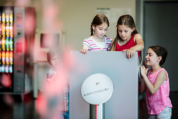 포토 JPG 서양인 외국인 학생 응시 여자 교육 남자 초등학생 어린이 과학 실내 서기 미소 사람 소녀 소년 여러명 상반신 앞모습 옆모습 10대 친구 기댐 체험학습 체험 누름 집중 박물관 체코 과학교육 어린이만 국내포토 시선 유럽 뷰포인트 다수 컨셉 관계 모션 청소년 표정 인종 내부 파일형식