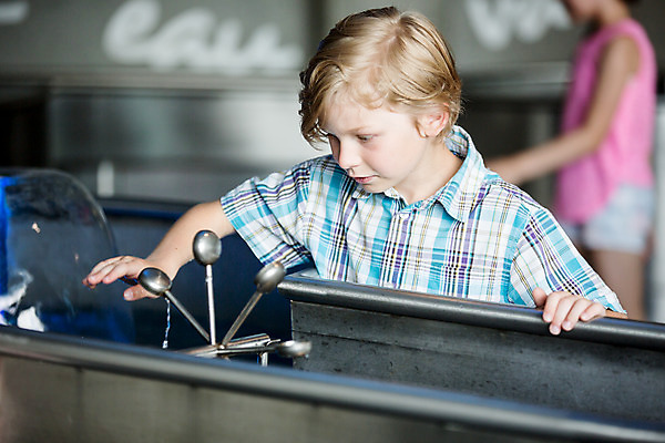 포토 JPG 서양인 외국인 학생 응시 여자 교육 남자 초등학생 어린이 과학 실내 서기 사람 소녀 소년 상반신 두명 앞모습 옆모습 10대 물 친구 만지기 체험학습 체험 집중 박물관 체코 과학교육 수력에너지 어린이만 국내포토 자연요소 시선 유럽 뷰포인트 컨셉 관계 모션 청소년 인종 내부 에너지 파일형식