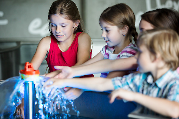 포토 JPG 서양인 외국인 학생 응시 여자 교육 남자 초등학생 어린이 과학 실내 서기 사람 소녀 소년 여러명 상반신 앞모습 옆모습 10대 물 친구 만지기 체험학습 체험 집중 박물관 체코 과학교육 손뻗기 수력에너지 어린이만 국내포토 자연요소 시선 유럽 뷰포인트 다수 컨셉 관계 모션 청소년 인종 내부 에너지 파일형식