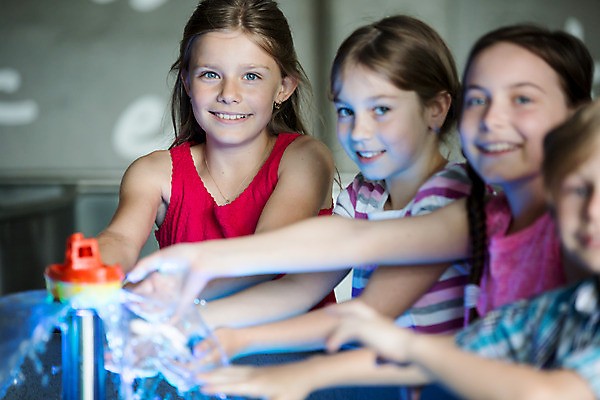 포토 JPG 서양인 외국인 학생 응시 여자 교육 남자 초등학생 어린이 과학 실내 서기 미소 사람 소녀 소년 여러명 상반신 앞모습 옆모습 10대 물 친구 만지기 체험학습 체험 집중 박물관 체코 과학교육 손뻗기 수력에너지 어린이만 국내포토 자연요소 시선 유럽 뷰포인트 다수 컨셉 관계 모션 청소년 표정 인종 내부 에너지 파일형식