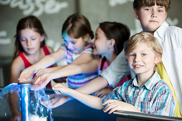 포토 JPG 서양인 외국인 학생 여자 교육 남자 초등학생 어린이 과학 실내 서기 미소 사람 소녀 소년 여러명 상반신 앞모습 옆모습 10대 물 친구 만지기 체험학습 체험 집중 즐거움 박물관 체코 과학교육 손뻗기 수력에너지 어린이만 국내포토 자연요소 감정 유럽 뷰포인트 다수 컨셉 관계 모션 청소년 표정 인종 내부 에너지 파일형식