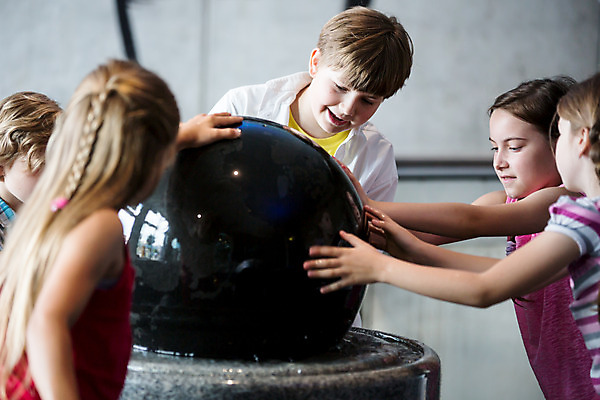 포토 JPG 서양인 외국인 학생 응시 여자 교육 남자 초등학생 어린이 과학 실내 미소 사람 소녀 소년 여러명 상반신 앞모습 옆모습 뒷모습 10대 물 친구 만지기 체험학습 체험 집중 박물관 체코 과학교육 손뻗기 수력에너지 어린이만 국내포토 자연요소 시선 유럽 뷰포인트 다수 컨셉 관계 모션 청소년 표정 인종 내부 에너지 파일형식